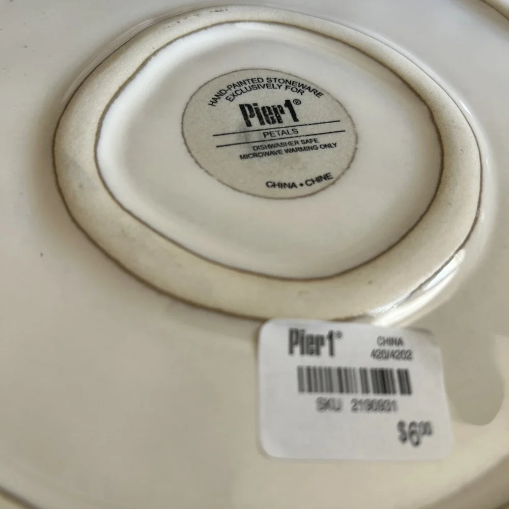 Pier 1 One Petals Stoneware Dinner plate 10.5